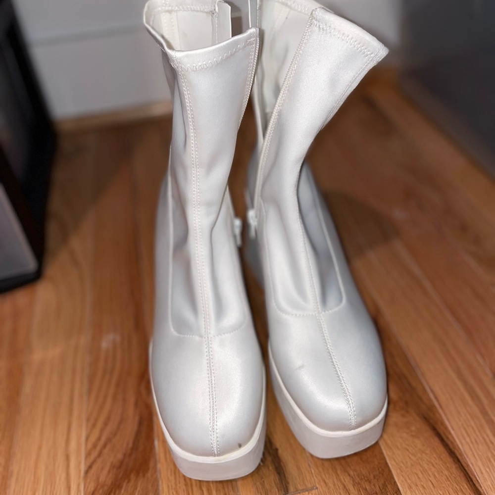 Aldo White Heeled Boots Sleek Modern Design